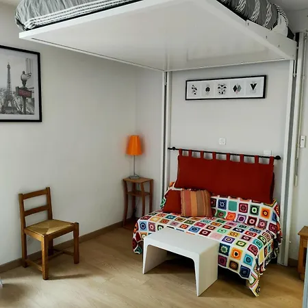 De 20 M Apartment *